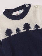 Der weiche und wärmespendende Strickpullover von AMIO Firenze ist der perfekte Begleiter für die kalte Jahreszeit. Vielseitig kombinierbar und aufgrund der Materialzusammensetzung strapazierfähig für den Alltag. Maximaler Tragekomfort, gepaart mit einer herausragenden Passform.

Höchste Qualität, bestes Preis-Leistungs-Verhältnis MADE IN ITALY.