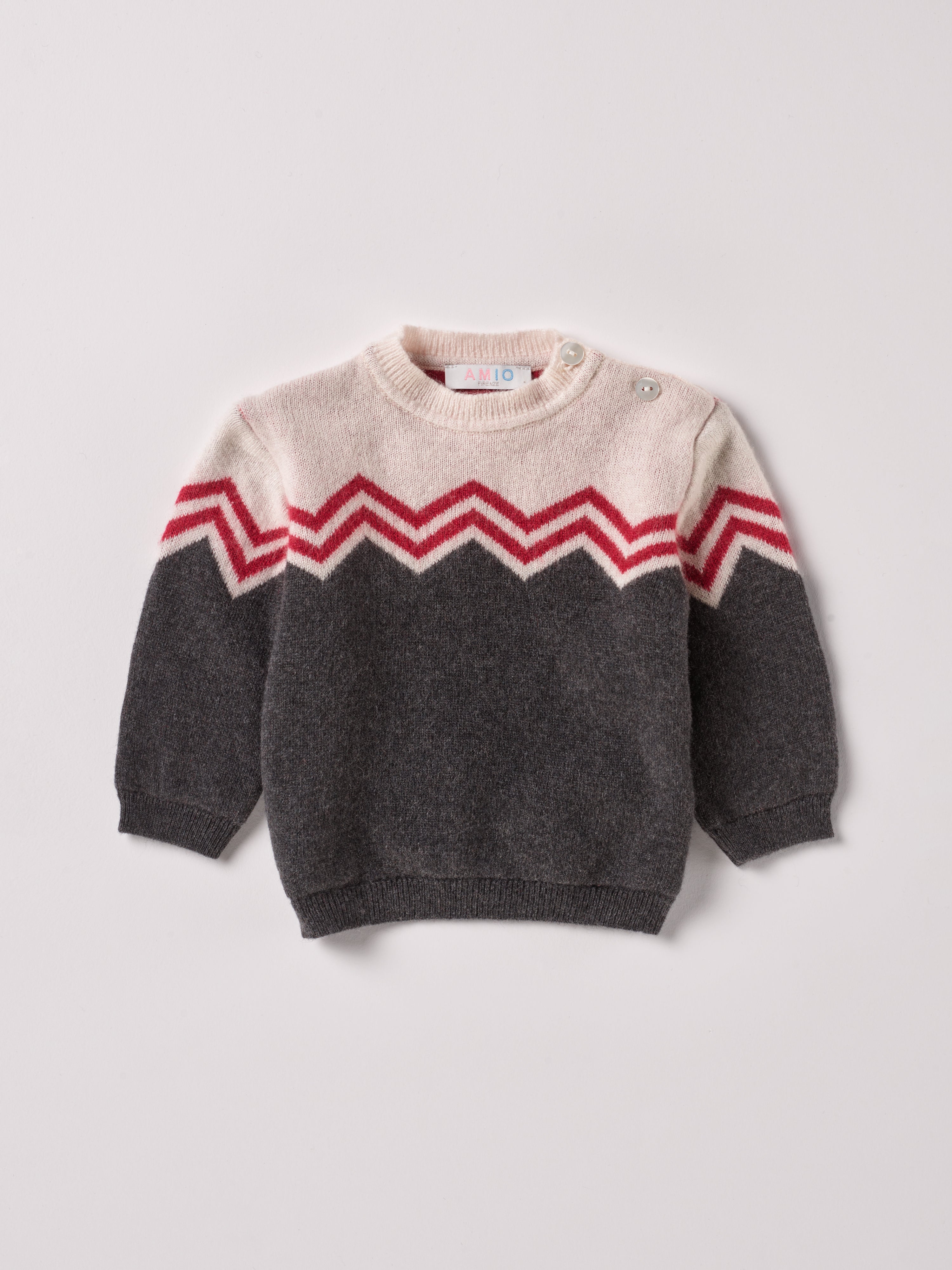 Der weiche und wärmespendende Strickpullover von AMIO Firenze ist der perfekte Begleiter für die kalte Jahreszeit. Vielseitig kombinierbar und aufgrund der Materialzusammensetzung strapazierfähig für den Alltag. Maximaler Tragekomfort, gepaart mit einer herausragenden Passform. Das moderne Design macht den Pullover vielseitig kombinierbar, ob sportlich oder elegant.

Höchste Qualität, bestes Preis-Leistungs-Verhältnis MADE IN ITALY.