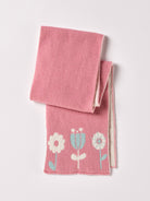 Der weiche und wärmespendende Strickschal von AMIO Firenze ist der perfekte Begleiter für die kalte Jahreszeit. Vielseitig kombinierbar und aufgrund der Materialzusammensetzung strapazierfähig für den Alltag. Das eingewebte Blumenmuster verleiht dem Schal eine besonders niedliche Note.

Höchste Qualität, bestes Preis-Leistungs-Verhältnis MADE IN ITALY.