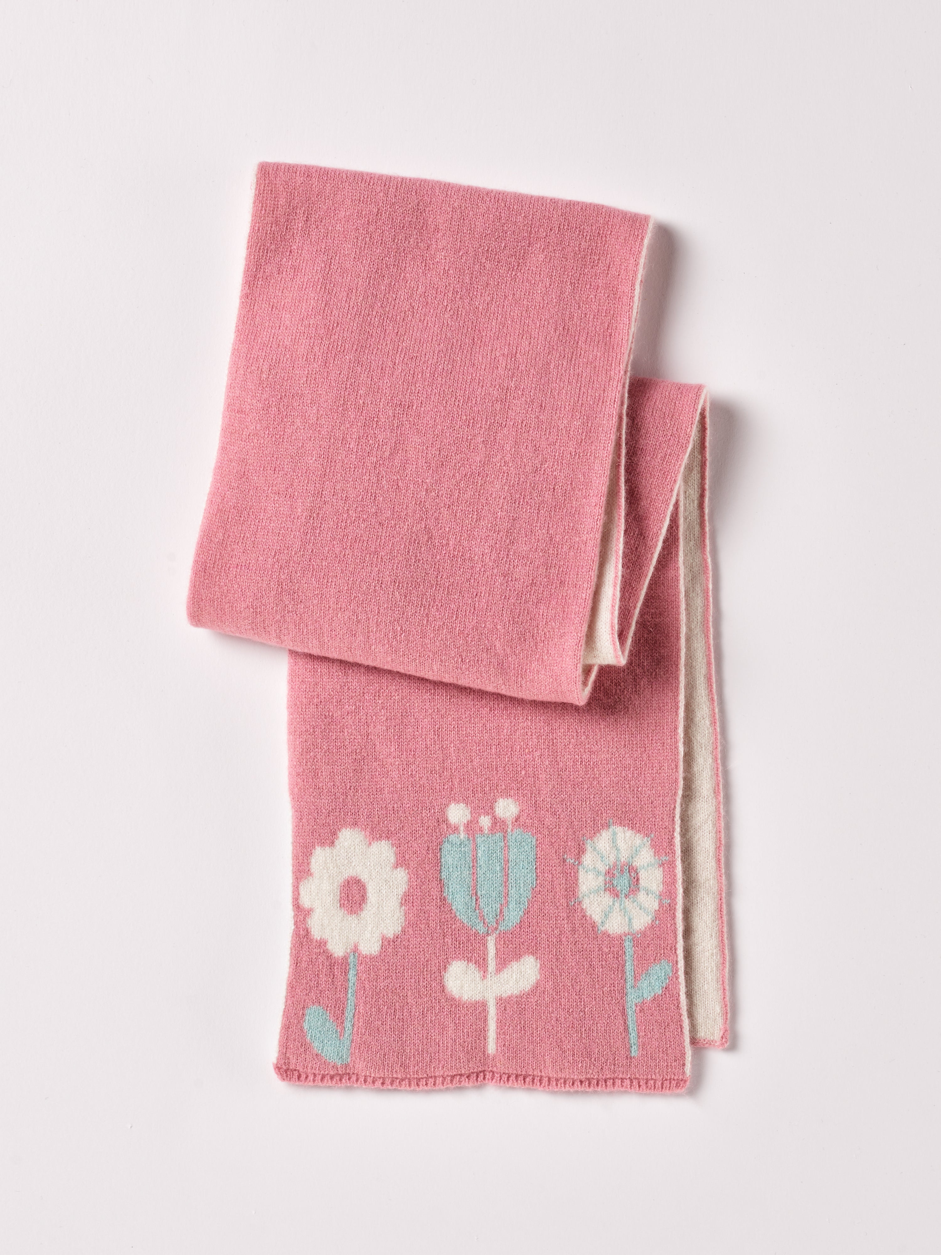 Der weiche und wärmespendende Strickschal von AMIO Firenze ist der perfekte Begleiter für die kalte Jahreszeit. Vielseitig kombinierbar und aufgrund der Materialzusammensetzung strapazierfähig für den Alltag. Das eingewebte Blumenmuster verleiht dem Schal eine besonders niedliche Note.

Höchste Qualität, bestes Preis-Leistungs-Verhältnis MADE IN ITALY.