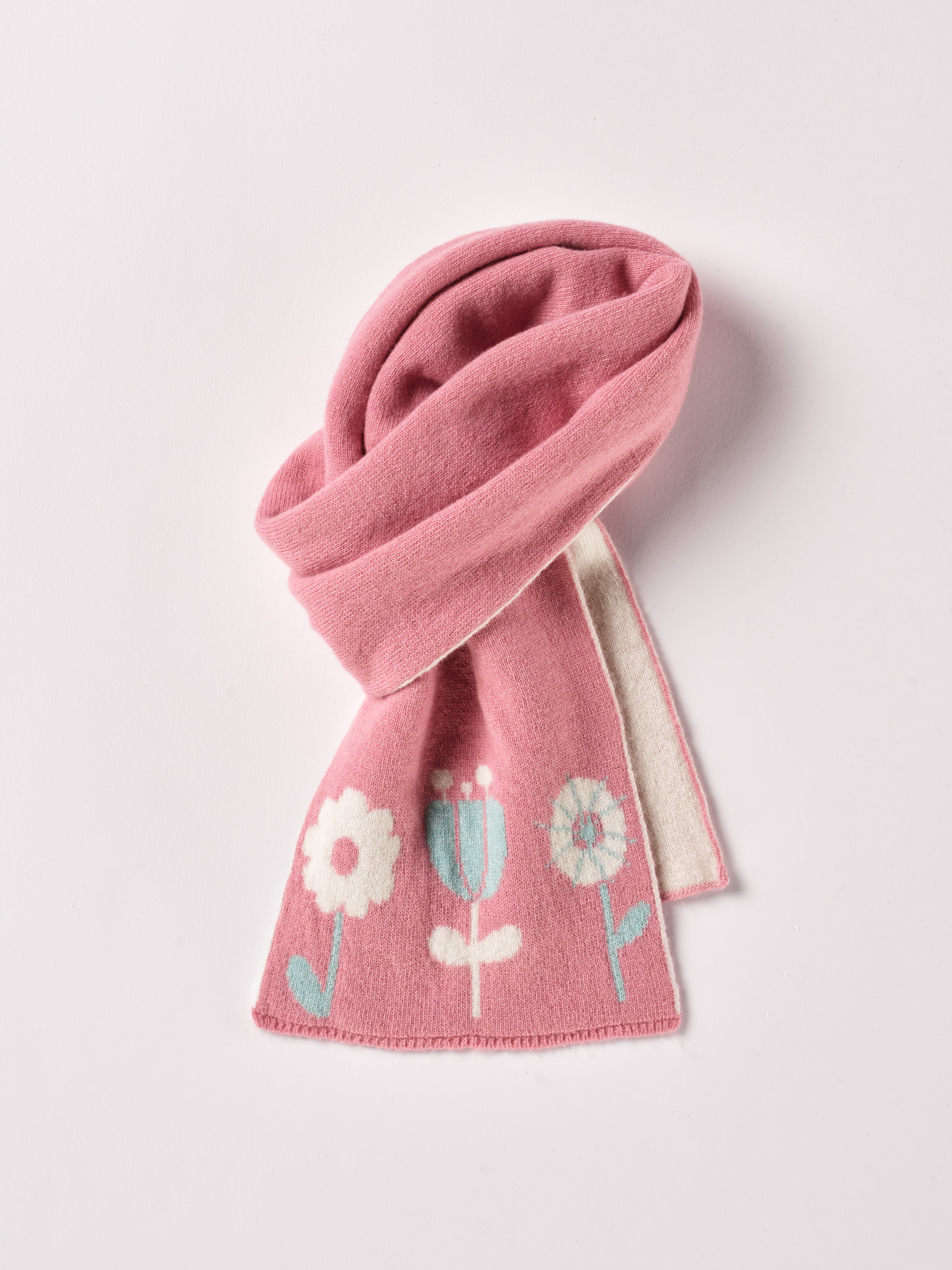 Der weiche und wärmespendende Strickschal von AMIO Firenze ist der perfekte Begleiter für die kalte Jahreszeit. Vielseitig kombinierbar und aufgrund der Materialzusammensetzung strapazierfähig für den Alltag. Das eingewebte Blumenmuster verleiht dem Schal eine besonders niedliche Note.

Höchste Qualität, bestes Preis-Leistungs-Verhältnis MADE IN ITALY.