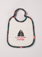 Dieses Baby Lätzchen aus Baumwolle ist der perfekte Begleiter für das erste Weihnachtsfest. Das Lätzchen ist mit einem Weihnachtsbaum verziert und mit dem Schriftzug "il mio primo Natale" (Mein erstes Weihnachten) veredelt. Eine ideale Geschenkidee für die Weihnachtszeit!

Höchste Qualität, bestes Preis-Leistungs-Verhältnis MADE IN ITALY.