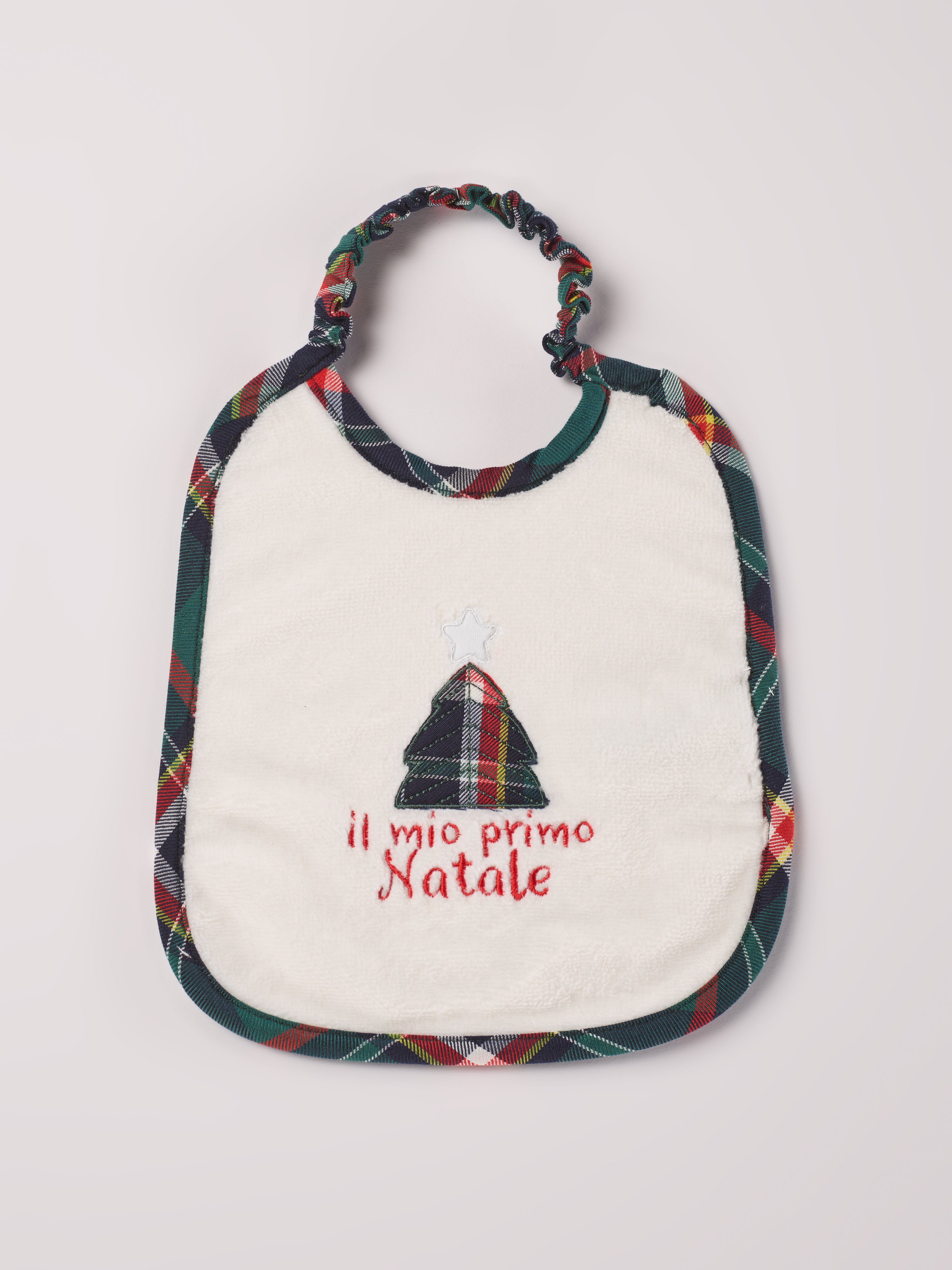 Dieses Baby Lätzchen aus Baumwolle ist der perfekte Begleiter für das erste Weihnachtsfest. Das Lätzchen ist mit einem Weihnachtsbaum verziert und mit dem Schriftzug "il mio primo Natale" (Mein erstes Weihnachten) veredelt. Eine ideale Geschenkidee für die Weihnachtszeit!

Höchste Qualität, bestes Preis-Leistungs-Verhältnis MADE IN ITALY.