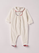 Der weiche und wärmespendende Weihnachtsstrampler von AMIO Firenze mit Kragen ist der perfekte Begleiter für den Alltag in der kalten Jahreszeit. Maximaler Tragekomfort, gepaart mit einer herausragenden Passform aus Samt (Ciniglia). Das Modell hat einen praktischen Schnitt, um etwa die Windel schnell und unkompliziert wechseln zu können.&nbsp;Ein AMIO Firenze Must-Have für jede Grundausstattung.

Höchste Qualität, bestes Preis-Leistungs-Verhältnis MADE IN ITALY.