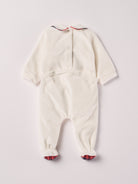 Der weiche und wärmespendende Weihnachtsstrampler von AMIO Firenze mit Kragen ist der perfekte Begleiter für den Alltag in der kalten Jahreszeit. Maximaler Tragekomfort, gepaart mit einer herausragenden Passform aus Samt (Ciniglia). Das Modell hat einen praktischen Schnitt, um etwa die Windel schnell und unkompliziert wechseln zu können.&nbsp;Ein AMIO Firenze Must-Have für jede Grundausstattung.

Höchste Qualität, bestes Preis-Leistungs-Verhältnis MADE IN ITALY.