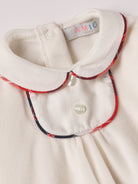 Der weiche und wärmespendende Weihnachtsstrampler von AMIO Firenze mit Kragen ist der perfekte Begleiter für den Alltag in der kalten Jahreszeit. Maximaler Tragekomfort, gepaart mit einer herausragenden Passform aus Samt (Ciniglia). Das Modell hat einen praktischen Schnitt, um etwa die Windel schnell und unkompliziert wechseln zu können.&nbsp;Ein AMIO Firenze Must-Have für jede Grundausstattung.

Höchste Qualität, bestes Preis-Leistungs-Verhältnis MADE IN ITALY.