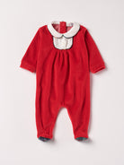 Der weiche und wärmespendende Weihnachtsstrampler von AMIO Firenze mit Kragen ist der perfekte Begleiter für den Alltag in der kalten Jahreszeit. Maximaler Tragekomfort, gepaart mit einer herausragenden Passform aus Samt (Ciniglia). Das Modell hat einen praktischen Schnitt, um etwa die Windel schnell und unkompliziert wechseln zu können.Ein AMIO Firenze Must-Have für jede Grundausstattung.

Höchste Qualität, bestes Preis-Leistungs-Verhältnis MADE IN ITALY.