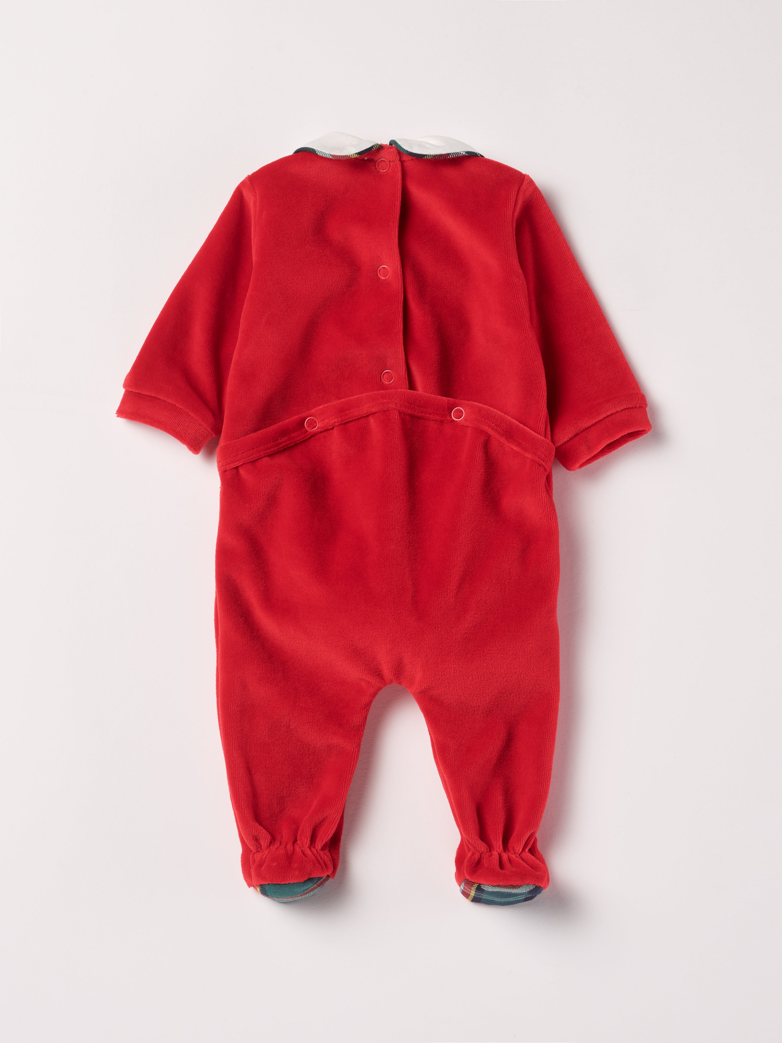 Der weiche und wärmespendende Weihnachtsstrampler von AMIO Firenze mit Kragen und Tartan-Schleife ist der perfekte Begleiter für den Alltag in der kalten Jahreszeit. Maximaler Tragekomfort, gepaart mit einer herausragenden Passform aus Samt (Ciniglia). Das Modell hat einen praktischen Schnitt, um etwa die Windel schnell und unkompliziert wechseln zu können. Ein AMIO Firenze Must-Have für jede Grundausstattung.

Höchste Qualität, bestes Preis-Leistungs-Verhältnis MADE IN ITALY.