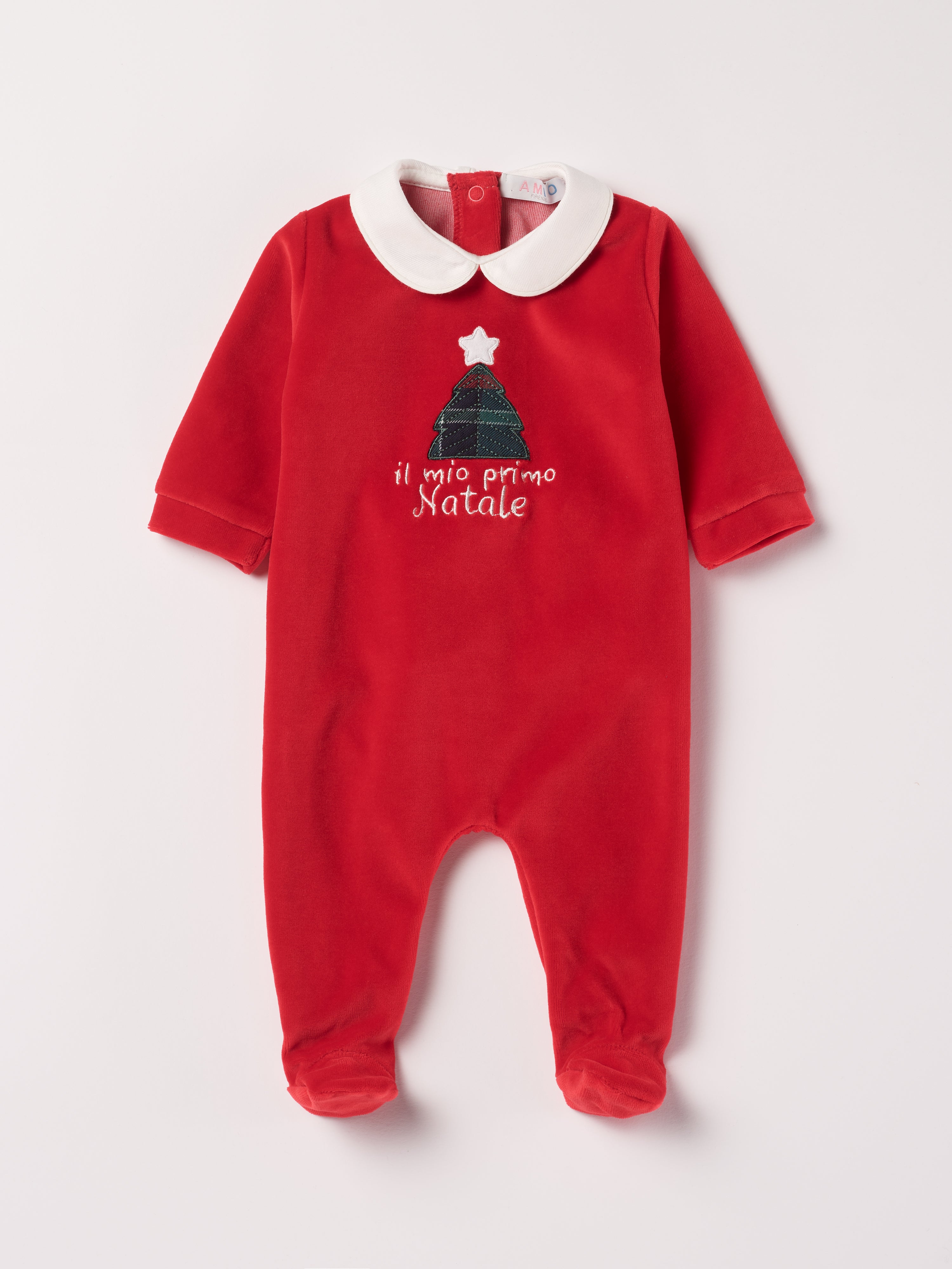 Der weiche und wärmespendende Weihnachtsstrampler von AMIO Firenze mit Kragen und Tannenbaumapplikation ist der perfekte Begleiter für den Alltag in der kalten Jahreszeit. Maximaler Tragekomfort, gepaart mit einer herausragenden Passform aus Samt (Ciniglia). Das Modell hat einen praktischen Schnitt, um etwa die Windel schnell und unkompliziert wechseln zu können. Die bestickte Widmung "Mein erstes Weihnachten" verleiht dem Strampler eine besonders festliche Note. 
