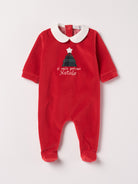 Der weiche und wärmespendende Weihnachtsstrampler von AMIO Firenze mit Kragen und Tannenbaumapplikation ist der perfekte Begleiter für den Alltag in der kalten Jahreszeit. Maximaler Tragekomfort, gepaart mit einer herausragenden Passform aus Samt (Ciniglia). Das Modell hat einen praktischen Schnitt, um etwa die Windel schnell und unkompliziert wechseln zu können. Die bestickte Widmung "Mein erstes Weihnachten" verleiht dem Strampler eine besonders festliche Note. 