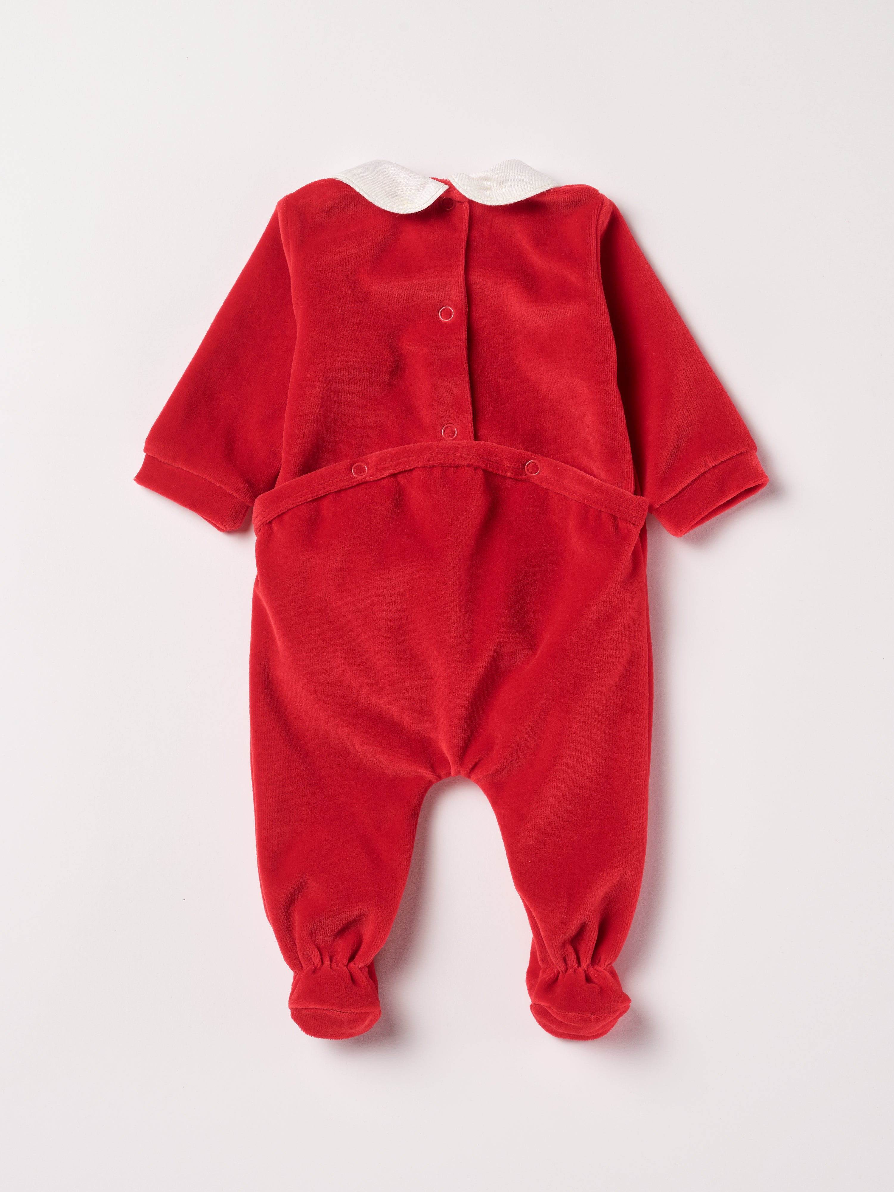 Der weiche und wärmespendende Weihnachtsstrampler von AMIO Firenze mit Kragen und Tannenbaumapplikation ist der perfekte Begleiter für den Alltag in der kalten Jahreszeit. Maximaler Tragekomfort, gepaart mit einer herausragenden Passform aus Samt (Ciniglia). Das Modell hat einen praktischen Schnitt, um etwa die Windel schnell und unkompliziert wechseln zu können. Die bestickte Widmung "Mein erstes Weihnachten" verleiht dem Strampler eine besonders festliche Note. 