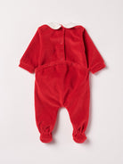 Der weiche und wärmespendende Weihnachtsstrampler von AMIO Firenze mit Kragen und Tannenbaumapplikation ist der perfekte Begleiter für den Alltag in der kalten Jahreszeit. Maximaler Tragekomfort, gepaart mit einer herausragenden Passform aus Samt (Ciniglia). Das Modell hat einen praktischen Schnitt, um etwa die Windel schnell und unkompliziert wechseln zu können. Die bestickte Widmung "Mein erstes Weihnachten" verleiht dem Strampler eine besonders festliche Note. 