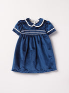 Dieses schimmernde Samtkleid in edlem Royalblau ist ein eleganter Blickfang für Weihnachten und festliche Anlässe. Der luxuriöse Samtstoff liegt angenehm weich auf der Haut und sorgt für ein geschmeidiges Tragegefühl. Das klassische Design verleiht jedem Auftritt eine festliche Note und bringt stilvollen Glanz in die Weihnachtszeit.

Höchste Qualität, bestes Preis-Leistungs-Verhältnis MADE IN ITALY.