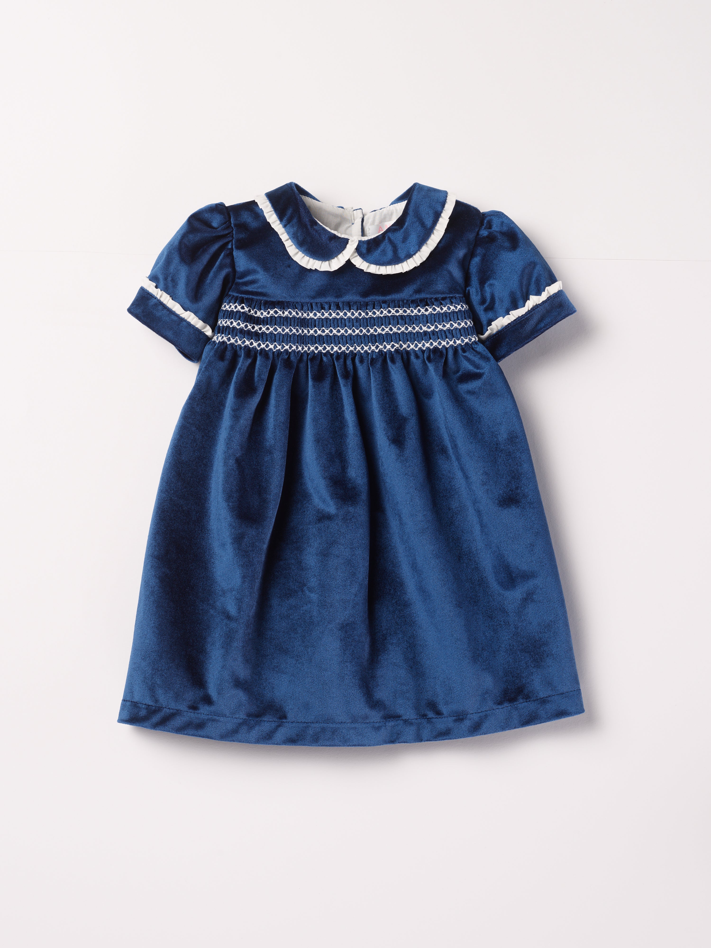 Dieses schimmernde Samtkleid in edlem Royalblau ist ein eleganter Blickfang für Weihnachten und festliche Anlässe. Der luxuriöse Samtstoff liegt angenehm weich auf der Haut und sorgt für ein geschmeidiges Tragegefühl. Das klassische Design verleiht jedem Auftritt eine festliche Note und bringt stilvollen Glanz in die Weihnachtszeit.

Höchste Qualität, bestes Preis-Leistungs-Verhältnis MADE IN ITALY.