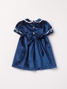 Dieses schimmernde Samtkleid in edlem Royalblau ist ein eleganter Blickfang für Weihnachten und festliche Anlässe. Der luxuriöse Samtstoff liegt angenehm weich auf der Haut und sorgt für ein geschmeidiges Tragegefühl. Das klassische Design verleiht jedem Auftritt eine festliche Note und bringt stilvollen Glanz in die Weihnachtszeit.

Höchste Qualität, bestes Preis-Leistungs-Verhältnis MADE IN ITALY.