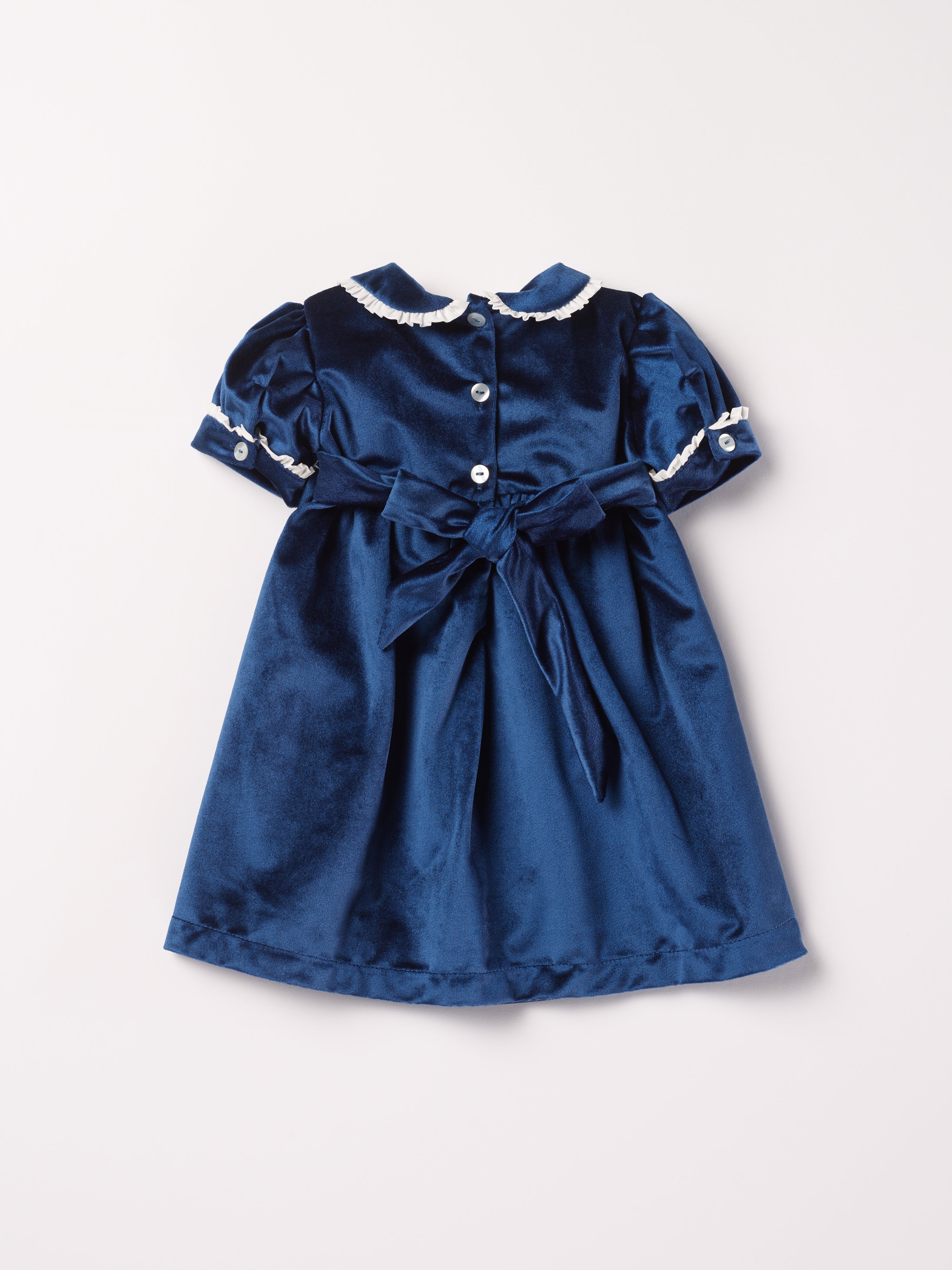 Dieses schimmernde Samtkleid in edlem Royalblau ist ein eleganter Blickfang für Weihnachten und festliche Anlässe. Der luxuriöse Samtstoff liegt angenehm weich auf der Haut und sorgt für ein geschmeidiges Tragegefühl. Das klassische Design verleiht jedem Auftritt eine festliche Note und bringt stilvollen Glanz in die Weihnachtszeit.

Höchste Qualität, bestes Preis-Leistungs-Verhältnis MADE IN ITALY.