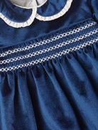 Dieses schimmernde Samtkleid in edlem Royalblau ist ein eleganter Blickfang für Weihnachten und festliche Anlässe. Der luxuriöse Samtstoff liegt angenehm weich auf der Haut und sorgt für ein geschmeidiges Tragegefühl. Das klassische Design verleiht jedem Auftritt eine festliche Note und bringt stilvollen Glanz in die Weihnachtszeit.

Höchste Qualität, bestes Preis-Leistungs-Verhältnis MADE IN ITALY.
