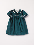 Dieses schimmernde Samtkleid in tiefem Tannengrün ist ein eleganter Blickfang für Weihnachten und festliche Anlässe. Der luxuriöse Samtstoff liegt angenehm weich auf der Haut und sorgt für ein geschmeidiges Tragegefühl. Das klassische Design verleiht jedem Auftritt eine festliche Note und bringt stilvollen Glanz in die Weihnachtszeit.

Höchste Qualität, bestes Preis-Leistungs-Verhältnis MADE IN ITALY.