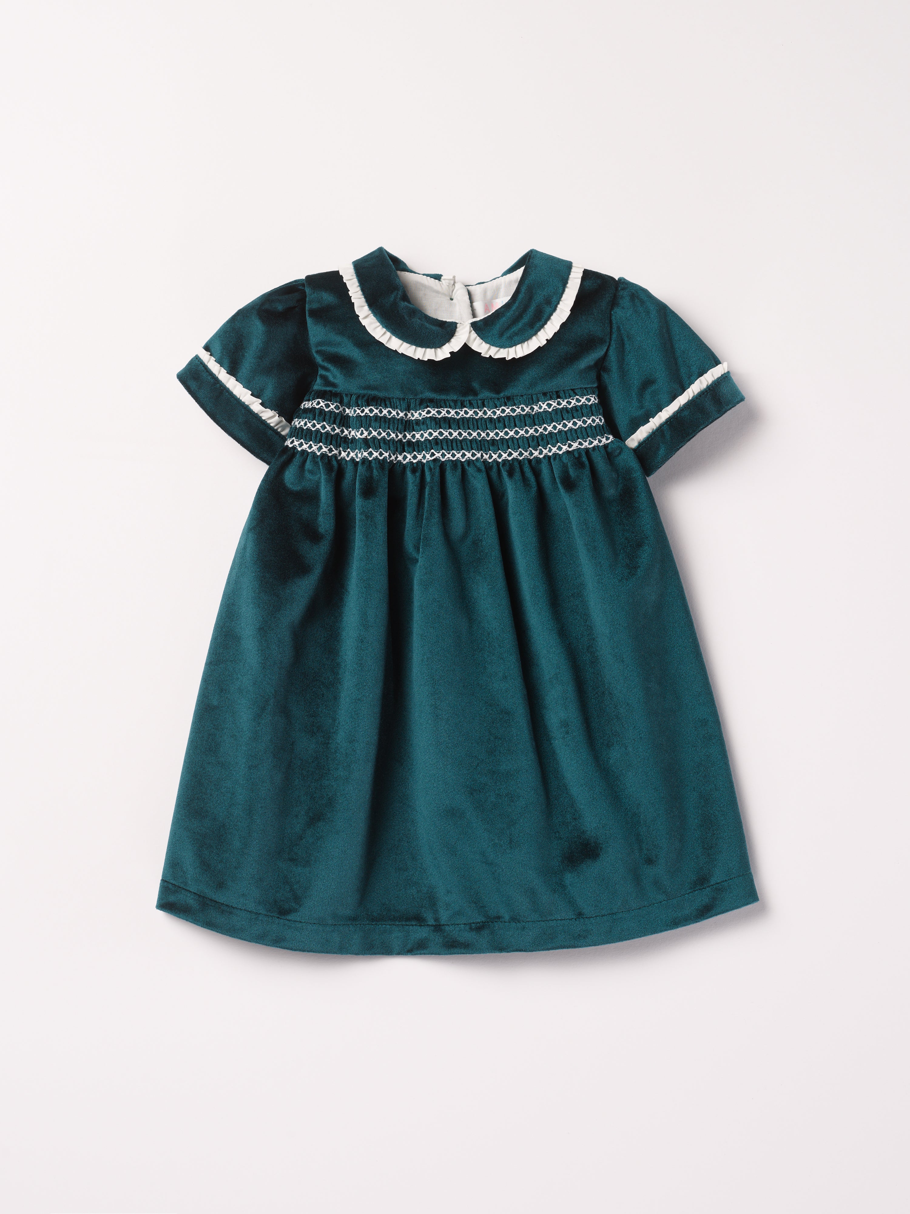 Dieses schimmernde Samtkleid in tiefem Tannengrün ist ein eleganter Blickfang für Weihnachten und festliche Anlässe. Der luxuriöse Samtstoff liegt angenehm weich auf der Haut und sorgt für ein geschmeidiges Tragegefühl. Das klassische Design verleiht jedem Auftritt eine festliche Note und bringt stilvollen Glanz in die Weihnachtszeit.

Höchste Qualität, bestes Preis-Leistungs-Verhältnis MADE IN ITALY.