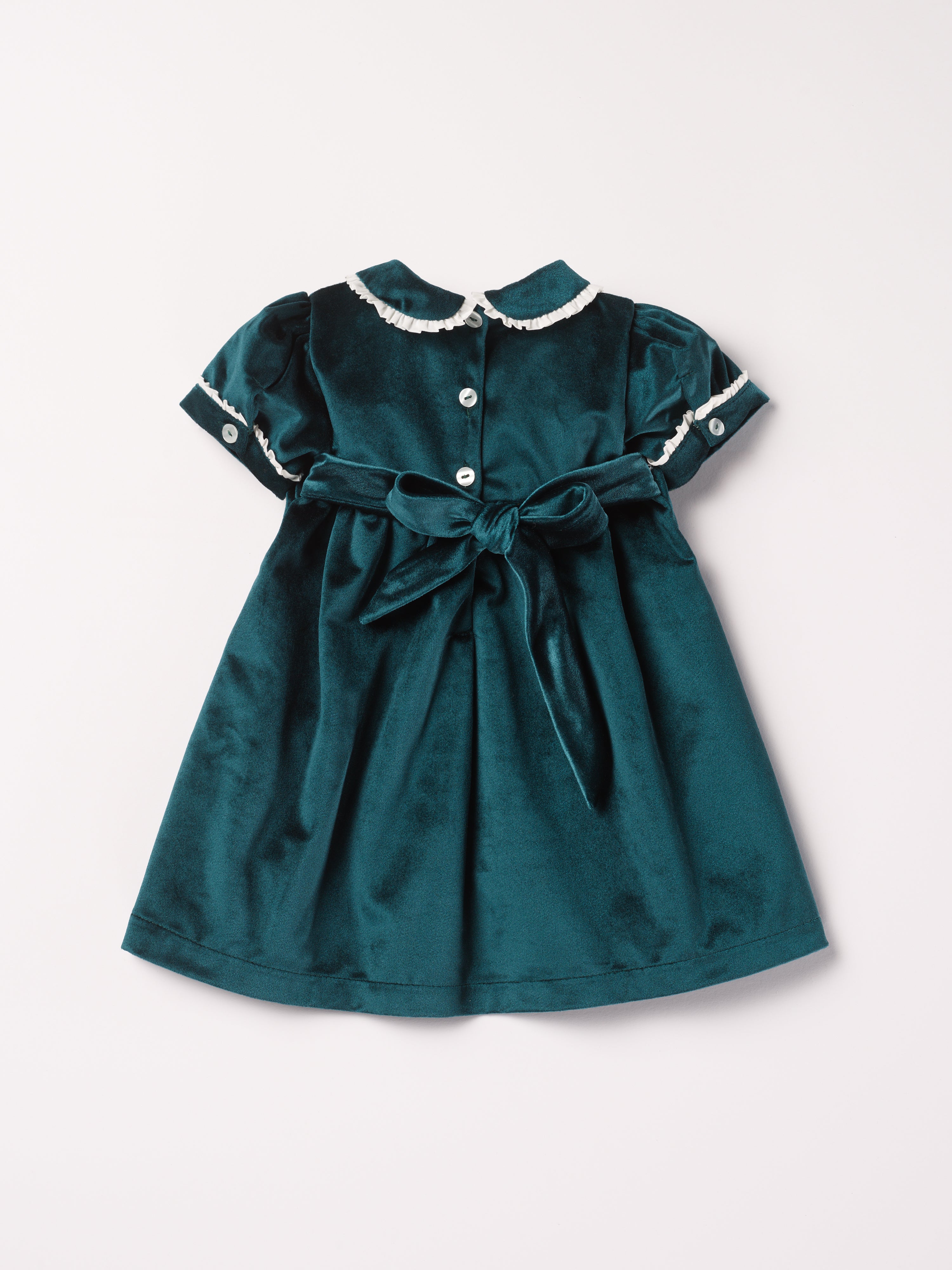 Dieses schimmernde Samtkleid in tiefem Tannengrün ist ein eleganter Blickfang für Weihnachten und festliche Anlässe. Der luxuriöse Samtstoff liegt angenehm weich auf der Haut und sorgt für ein geschmeidiges Tragegefühl. Das klassische Design verleiht jedem Auftritt eine festliche Note und bringt stilvollen Glanz in die Weihnachtszeit.

Höchste Qualität, bestes Preis-Leistungs-Verhältnis MADE IN ITALY.