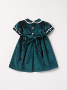 Dieses schimmernde Samtkleid in tiefem Tannengrün ist ein eleganter Blickfang für Weihnachten und festliche Anlässe. Der luxuriöse Samtstoff liegt angenehm weich auf der Haut und sorgt für ein geschmeidiges Tragegefühl. Das klassische Design verleiht jedem Auftritt eine festliche Note und bringt stilvollen Glanz in die Weihnachtszeit.

Höchste Qualität, bestes Preis-Leistungs-Verhältnis MADE IN ITALY.