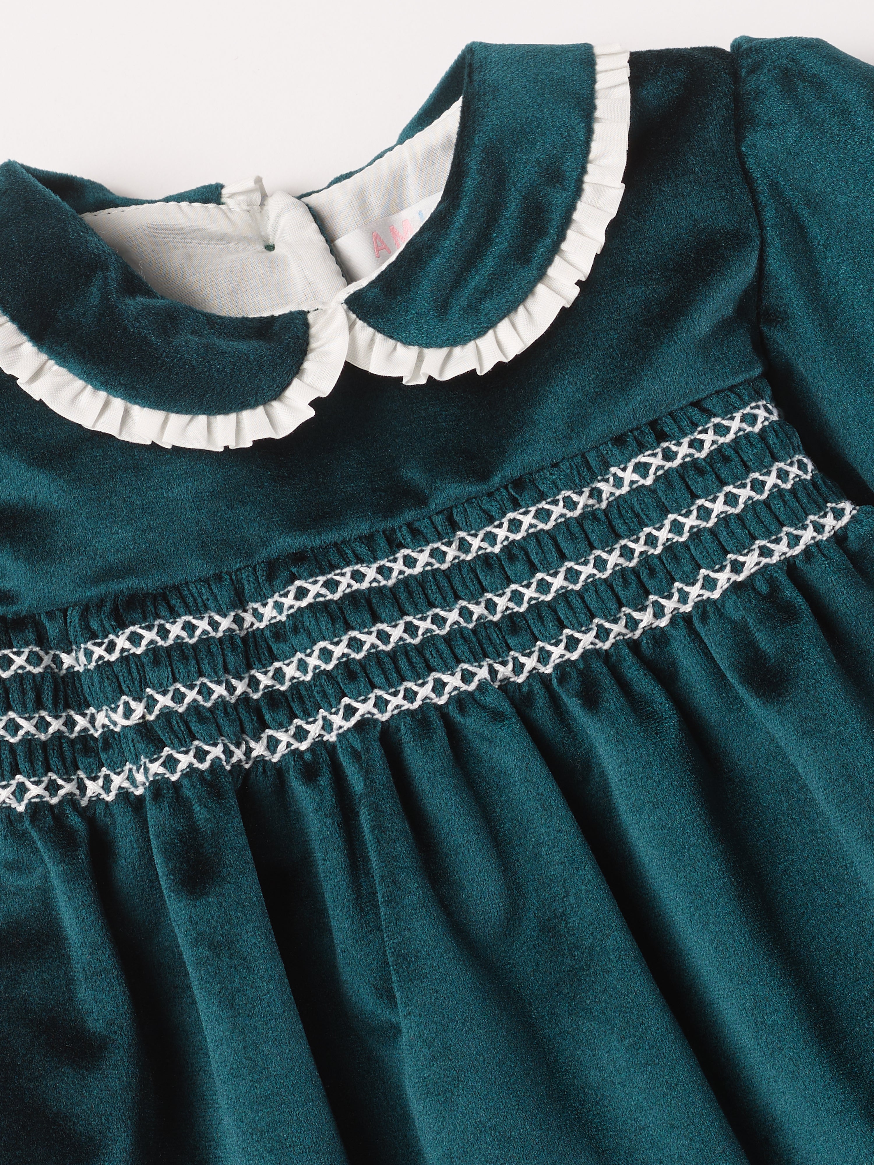 Dieses schimmernde Samtkleid in tiefem Tannengrün ist ein eleganter Blickfang für Weihnachten und festliche Anlässe. Der luxuriöse Samtstoff liegt angenehm weich auf der Haut und sorgt für ein geschmeidiges Tragegefühl. Das klassische Design verleiht jedem Auftritt eine festliche Note und bringt stilvollen Glanz in die Weihnachtszeit.

Höchste Qualität, bestes Preis-Leistungs-Verhältnis MADE IN ITALY.