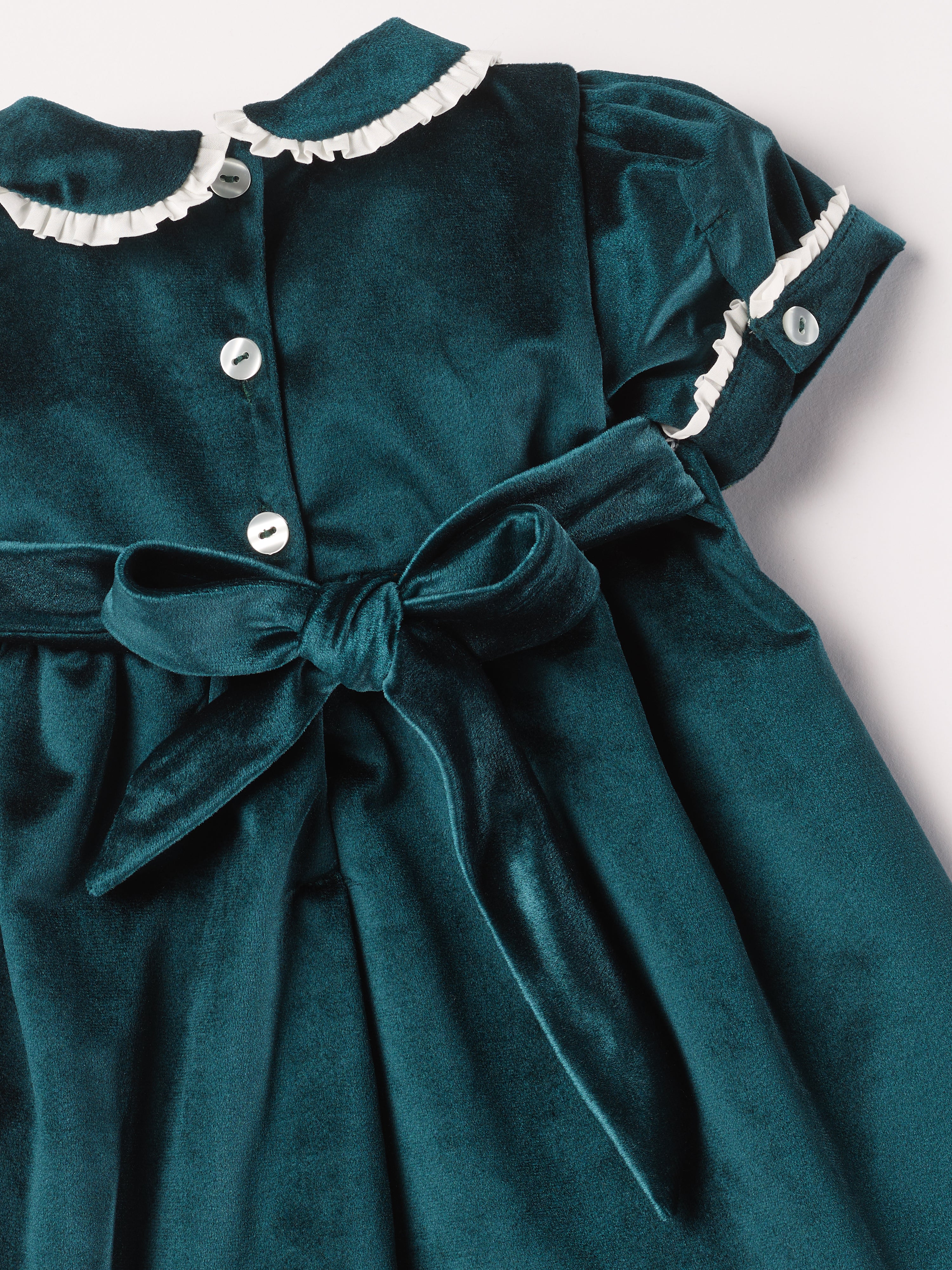 Dieses schimmernde Samtkleid in tiefem Tannengrün ist ein eleganter Blickfang für Weihnachten und festliche Anlässe. Der luxuriöse Samtstoff liegt angenehm weich auf der Haut und sorgt für ein geschmeidiges Tragegefühl. Das klassische Design verleiht jedem Auftritt eine festliche Note und bringt stilvollen Glanz in die Weihnachtszeit.

Höchste Qualität, bestes Preis-Leistungs-Verhältnis MADE IN ITALY.