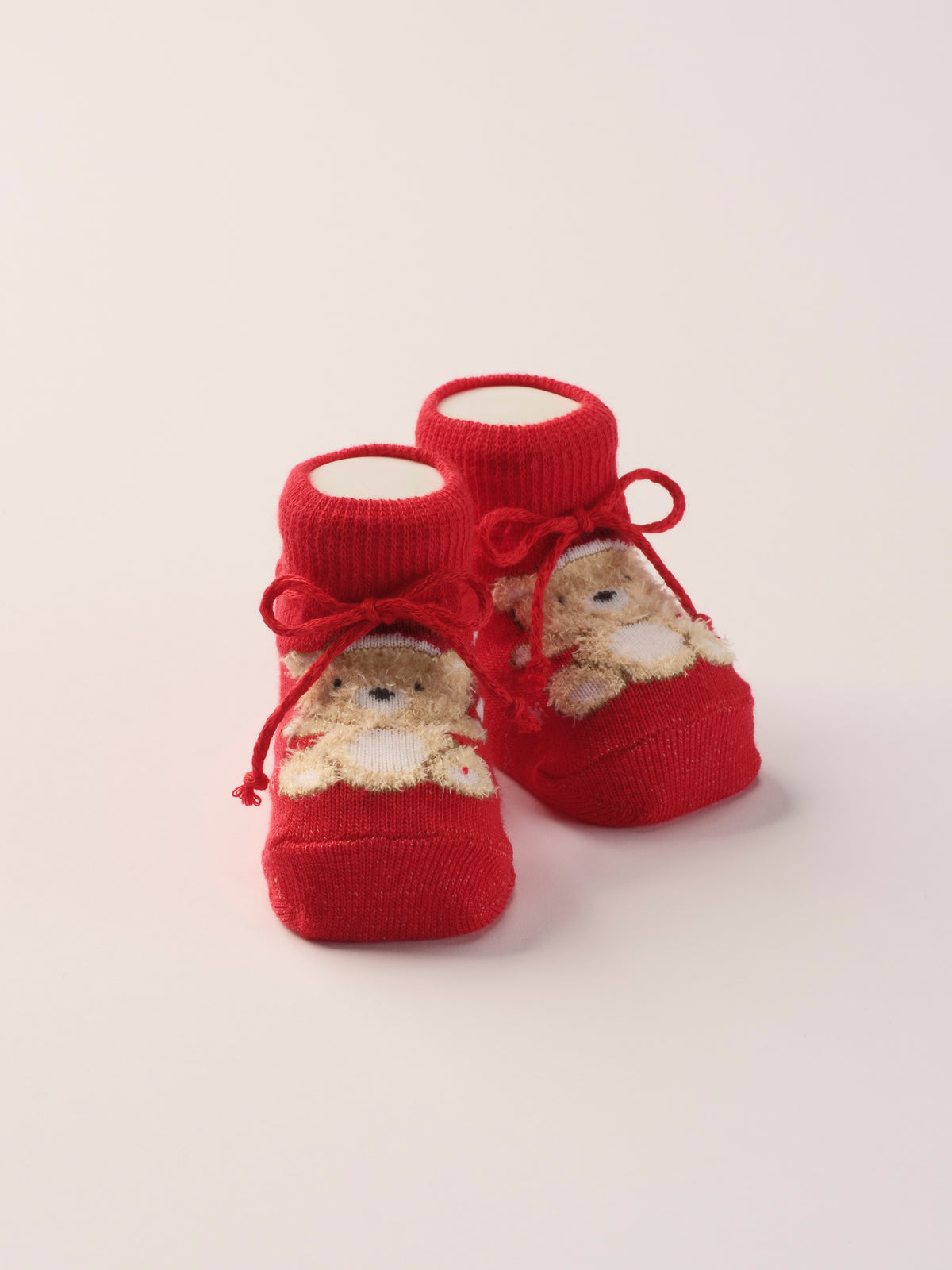 Die weihnachtlichen Baby Booties verfügen über einen niedlichen eingewebten Teddy und eignen sich perfekt als Geschenk für Babypartys oder als süße Schwangerschaftsankündigung für Freunde und Verwandte während der Weihnachtszeit. Die feine Schnürung bietet besonderen Halt am Fuß. Unsere Scarpine werden in einer ansprechenden Geschenkbox präsentiert.