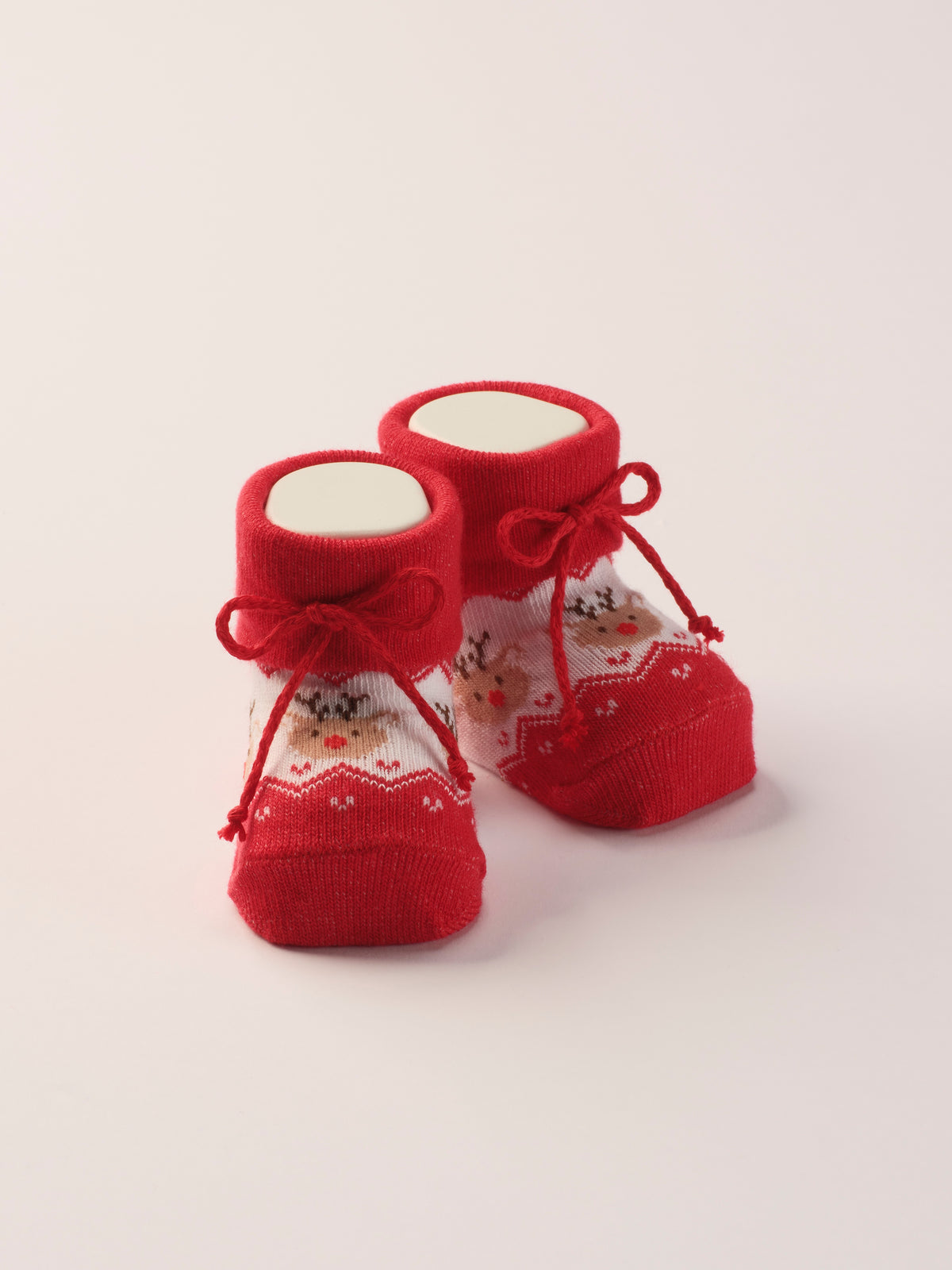 Die weihnachtlichen Baby Booties verfügen über ein niedlich eingewebtes Rentier und eignen sich perfekt als Geschenk für Babypartys oder als süße Schwangerschaftsankündigung für Freunde und Verwandte während der Weihnachtszeit. Die feine Schnürung bietet besonderen Halt am Fuß. Unsere Scarpine werden in einer ansprechenden Geschenkbox präsentiert.