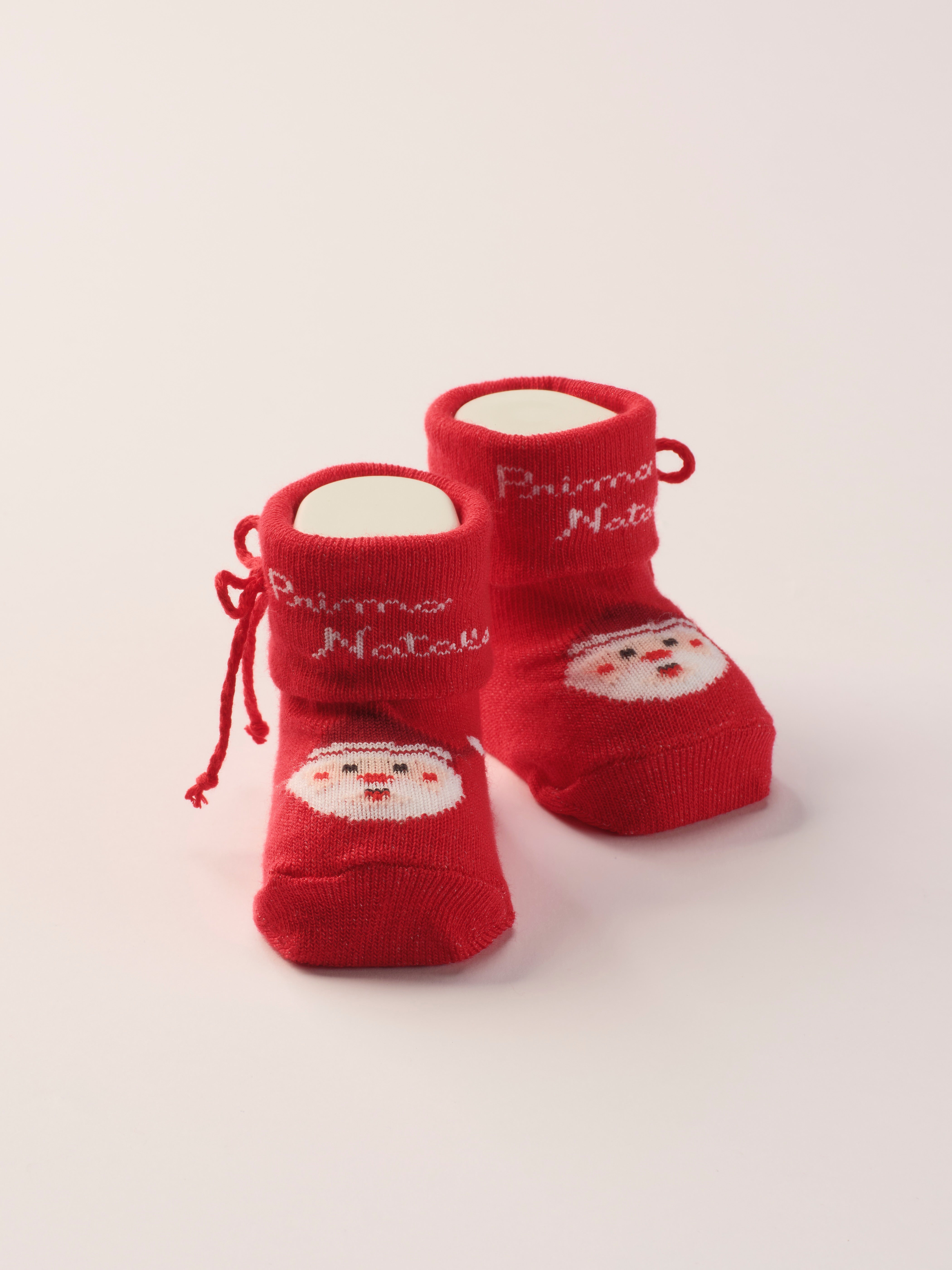 Die weihnachtlichen Baby Booties verfügen über einen niedlichen eingewebten Nikolaus samt Widmung "Primo Natale" und eignen sich perfekt als Geschenk für Babypartys oder als süße Schwangerschaftsankündigung für Freunde und Verwandte während der Weihnachtszeit. Die feine Schnürung bietet besonderen Halt am Fuß. Unsere Scarpine werden in einer ansprechenden Geschenkbox präsentiert.