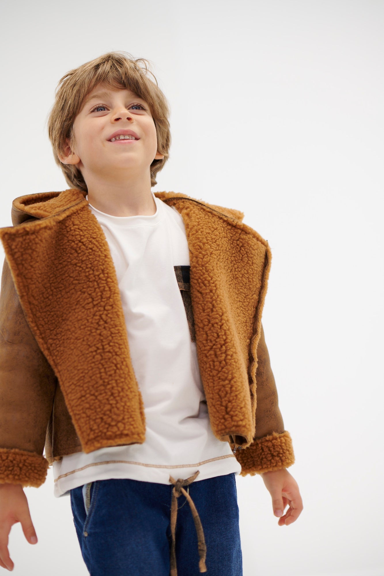 Die Pilotenjacke aus Kunstfell von&nbsp;AMIO Firenze überzeugt als zeitloser Klassiker mit ikonischem Design. Dank hochwertiger Verarbeitung, guter Haltbarkeit und hohem Tragekomfort ist sie das perfekte Geschenk für angehende Piloten und alle, die einen coolen, lässigen Look schätzen. Ein echtes Must-have für jede Garderobe.