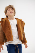 Die Pilotenjacke aus Kunstfell von&nbsp;AMIO Firenze überzeugt als zeitloser Klassiker mit ikonischem Design. Dank hochwertiger Verarbeitung, guter Haltbarkeit und hohem Tragekomfort ist sie das perfekte Geschenk für angehende Piloten und alle, die einen coolen, lässigen Look schätzen. Ein echtes Must-have für jede Garderobe.