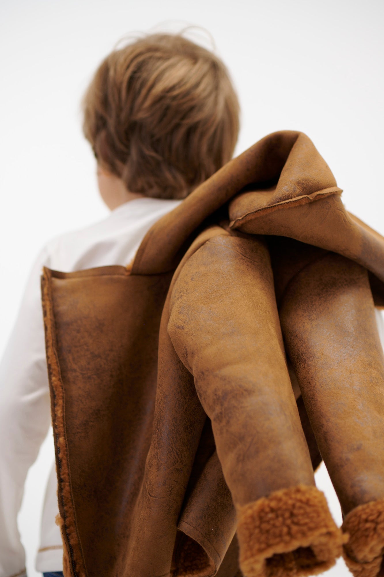 Die Pilotenjacke aus Kunstfell von&nbsp;AMIO Firenze überzeugt als zeitloser Klassiker mit ikonischem Design. Dank hochwertiger Verarbeitung, guter Haltbarkeit und hohem Tragekomfort ist sie das perfekte Geschenk für angehende Piloten und alle, die einen coolen, lässigen Look schätzen. Ein echtes Must-have für jede Garderobe.