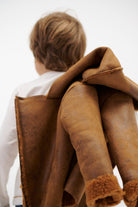 Die Pilotenjacke aus Kunstfell von&nbsp;AMIO Firenze überzeugt als zeitloser Klassiker mit ikonischem Design. Dank hochwertiger Verarbeitung, guter Haltbarkeit und hohem Tragekomfort ist sie das perfekte Geschenk für angehende Piloten und alle, die einen coolen, lässigen Look schätzen. Ein echtes Must-have für jede Garderobe.