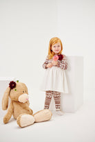 Dieses modische Kleid ist ein eleganter Blickfang im Alltag. Der weiche und wärmespendende Flanell-Baumwollstoff liegt besonders angenehm auf der Haut und sorgt für ein geschmeidiges Tragegefühl. Das moderne Design verleiht jedem Auftritt eine stilvolle Note.

Höchste Qualität, bestes Preis-Leistungs-Verhältnis MADE IN ITALY.