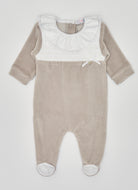 Der weiche und wärmespendende Strampler von AMIO Firenze mit Spitzen-Kragen und Schleife ist der perfekte Begleiter für den Alltag in der kalten Jahreszeit. Maximaler Tragekomfort, gepaart mit einer herausragenden Passform aus Samt (Ciniglia). Das Modell hat einen praktischen Schnitt, um etwa die Windel schnell und unkompliziert wechseln zu können. Ein AMIO Firenze Must-Have für jede Grundausstattung.

Höchste Qualität, bestes Preis-Leistungs-Verhältnis MADE IN ITALY.