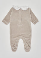 Der weiche und wärmespendende Strampler von AMIO Firenze mit Spitzen-Kragen und Schleife ist der perfekte Begleiter für den Alltag in der kalten Jahreszeit. Maximaler Tragekomfort, gepaart mit einer herausragenden Passform aus Samt (Ciniglia). Das Modell hat einen praktischen Schnitt, um etwa die Windel schnell und unkompliziert wechseln zu können. Ein AMIO Firenze Must-Have für jede Grundausstattung.

Höchste Qualität, bestes Preis-Leistungs-Verhältnis MADE IN ITALY.