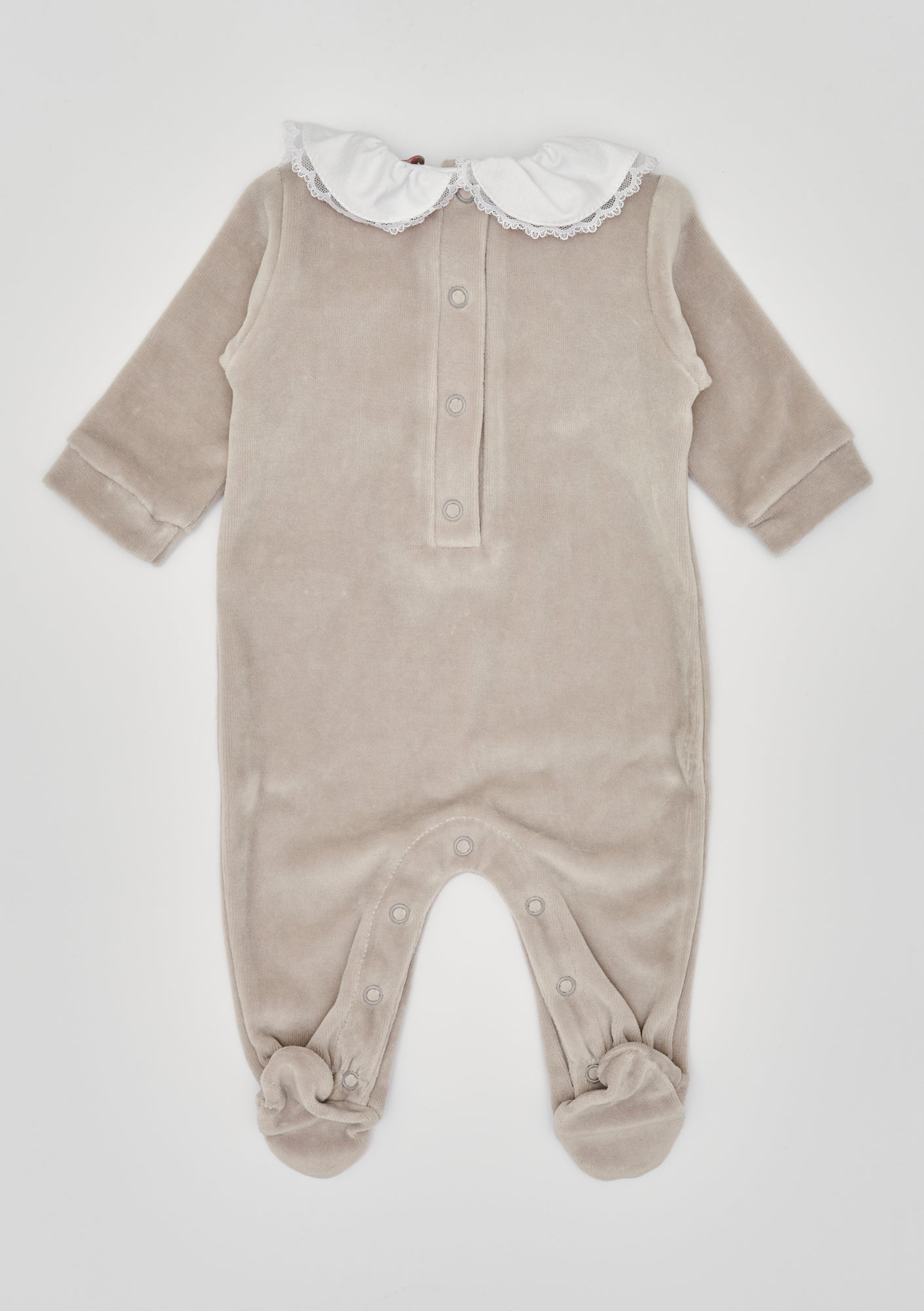 Der weiche und wärmespendende Strampler von AMIO Firenze mit Spitzen-Kragen und Schleife ist der perfekte Begleiter für den Alltag in der kalten Jahreszeit. Maximaler Tragekomfort, gepaart mit einer herausragenden Passform aus Samt (Ciniglia). Das Modell hat einen praktischen Schnitt, um etwa die Windel schnell und unkompliziert wechseln zu können. Ein AMIO Firenze Must-Have für jede Grundausstattung.

Höchste Qualität, bestes Preis-Leistungs-Verhältnis MADE IN ITALY.