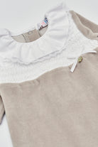 Der weiche und wärmespendende Strampler von AMIO Firenze mit Spitzen-Kragen und Schleife ist der perfekte Begleiter für den Alltag in der kalten Jahreszeit. Maximaler Tragekomfort, gepaart mit einer herausragenden Passform aus Samt (Ciniglia). Das Modell hat einen praktischen Schnitt, um etwa die Windel schnell und unkompliziert wechseln zu können. Ein AMIO Firenze Must-Have für jede Grundausstattung.

Höchste Qualität, bestes Preis-Leistungs-Verhältnis MADE IN ITALY.