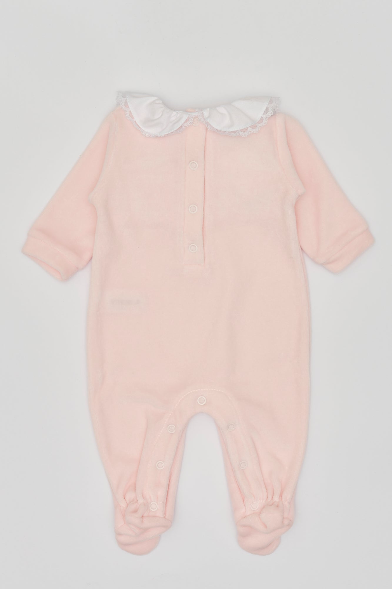 Der weiche und wärmespendende Strampler von AMIO Firenze mit Spitzen-Kragen und Schleife ist der perfekte Begleiter für den Alltag in der kalten Jahreszeit. Maximaler Tragekomfort, gepaart mit einer herausragenden Passform aus Samt (Ciniglia). Das Modell hat einen praktischen Schnitt, um etwa die Windel schnell und unkompliziert wechseln zu können. Ein AMIO Firenze Must-Have für jede Grundausstattung.

Höchste Qualität, bestes Preis-Leistungs-Verhältnis MADE IN ITALY.