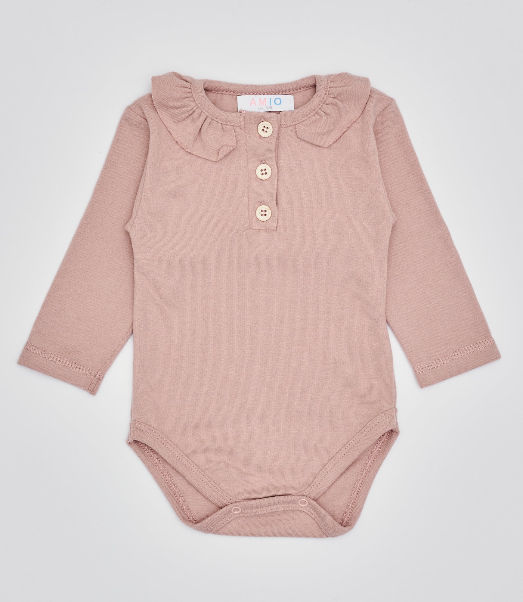 Der langarmige Body hat eine perfekte Passform. Kundinnen und Kunden vertrauen auf unseren Schnitt, da die flachen Knöpfe ein unkompliziertes und schnelles Anziehen ermöglichen. Die "flanellartige" Innenseite wurde speziell für zarte Kinderhaut konzipiert und bietet ein besonders sanftes Trageerlebnis. Ein großer Vorteil der flanellartigen Innenseite ist, dass die Kinder weniger schwitzen. Der Kragen verleiht dem Body ein edles Design, sodass man diesen auch zu besonderen Anlässen tragen kann.