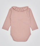 Der langarmige Body hat eine perfekte Passform. Kundinnen und Kunden vertrauen auf unseren Schnitt, da die flachen Knöpfe ein unkompliziertes und schnelles Anziehen ermöglichen. Die "flanellartige" Innenseite wurde speziell für zarte Kinderhaut konzipiert und bietet ein besonders sanftes Trageerlebnis. Ein großer Vorteil der flanellartigen Innenseite ist, dass die Kinder weniger schwitzen. Der Kragen verleiht dem Body ein edles Design, sodass man diesen auch zu besonderen Anlässen tragen kann.