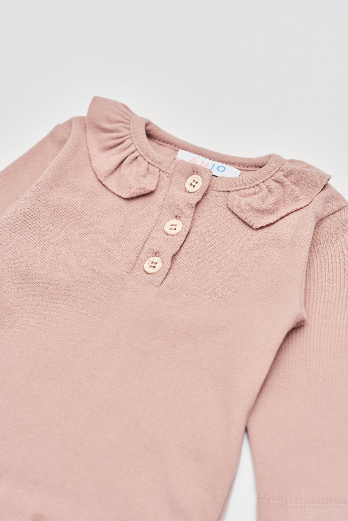 Der langarmige Body hat eine perfekte Passform. Kundinnen und Kunden vertrauen auf unseren Schnitt, da die flachen Knöpfe ein unkompliziertes und schnelles Anziehen ermöglichen. Die "flanellartige" Innenseite wurde speziell für zarte Kinderhaut konzipiert und bietet ein besonders sanftes Trageerlebnis. Ein großer Vorteil der flanellartigen Innenseite ist, dass die Kinder weniger schwitzen. Der Kragen verleiht dem Body ein edles Design, sodass man diesen auch zu besonderen Anlässen tragen kann.