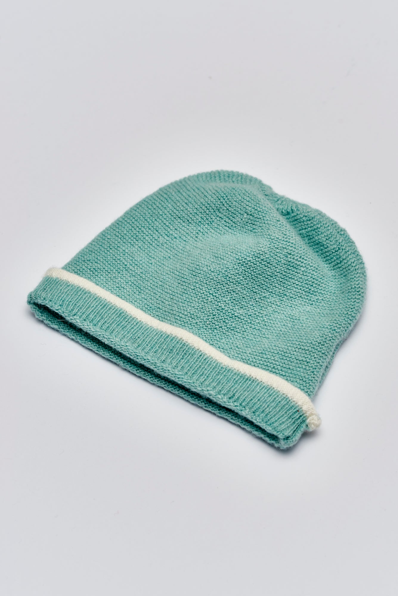 Die weiche und wärmespendende Strickmütze von AMIO Firenze ist das perfekte Accessoire für die kalte Jahreszeit. Maximaler Tragekomfort, gepaart mit einer herausragenden Passform. Die Materialzusammensetzung macht die Mütze elastisch und lässt diese auch mitwachsen. Der Mützenumschlag lässt sich auch nach unten klappen, sodass man mindestens eine weitere Größe gewinnt.

Höchste Qualität, bestes Preis-Leistungs-Verhältnis MADE IN ITALY.