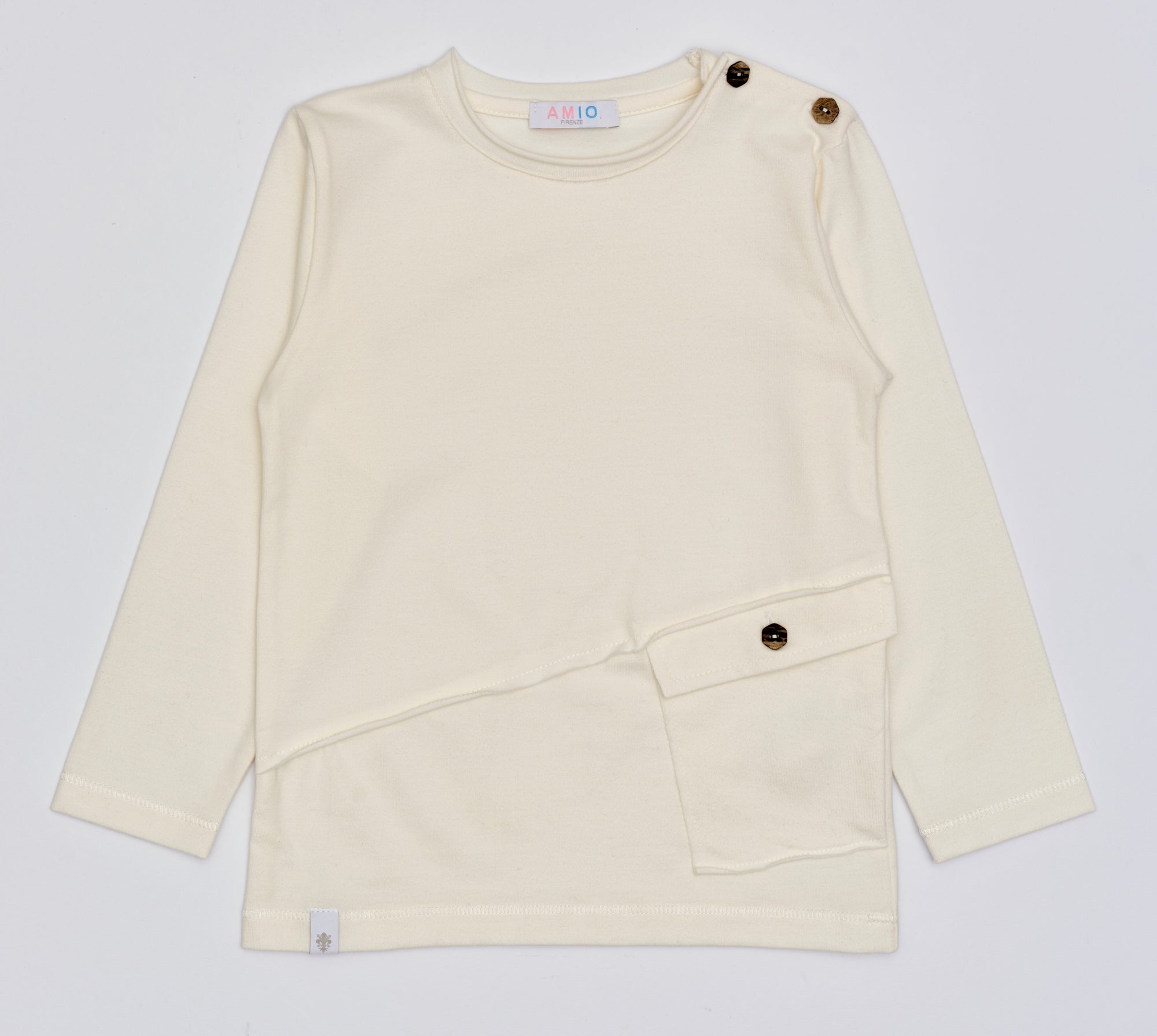 Das Shirt für Jungen von AMIO Firenze ist aus weicher Baumwolle gefertigt und bietet durch das Innenflanell ein äußerst angenehmes Tragegefühl. Die angebrachte Tasche verleiht dem Langarmshirt einen besonders stilvollen Touch.

Höchste Qualität, bestes Preis-Leistungs-Verhältnis MADE IN ITALY.