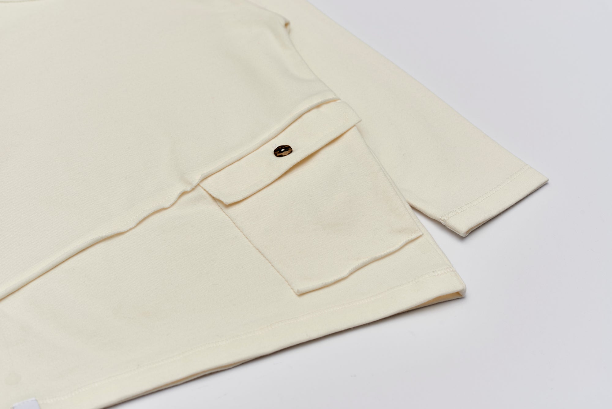 Das Shirt für Jungen von AMIO Firenze ist aus weicher Baumwolle gefertigt und bietet durch das Innenflanell ein äußerst angenehmes Tragegefühl. Die angebrachte Tasche verleiht dem Langarmshirt einen besonders stilvollen Touch.

Höchste Qualität, bestes Preis-Leistungs-Verhältnis MADE IN ITALY.