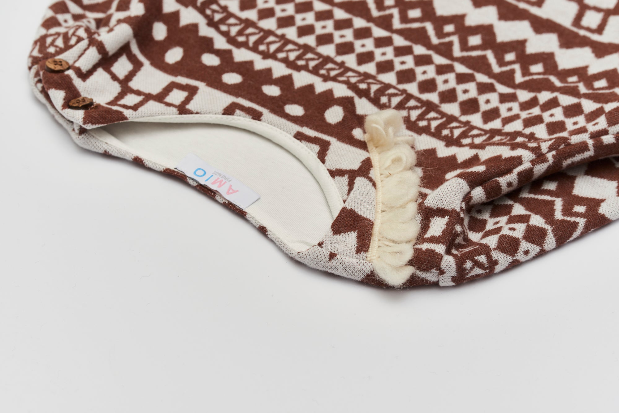 Dieses modische Kleid ist ein eleganter Blickfang im Alltag. Der weiche und wärmespendende Flanell-Baumwollstoff liegt besonders angenehm auf der Haut und sorgt für ein geschmeidiges Tragegefühl. Das moderne Design verleiht jedem Auftritt eine stilvolle Note.

Höchste Qualität, bestes Preis-Leistungs-Verhältnis MADE IN ITALY.