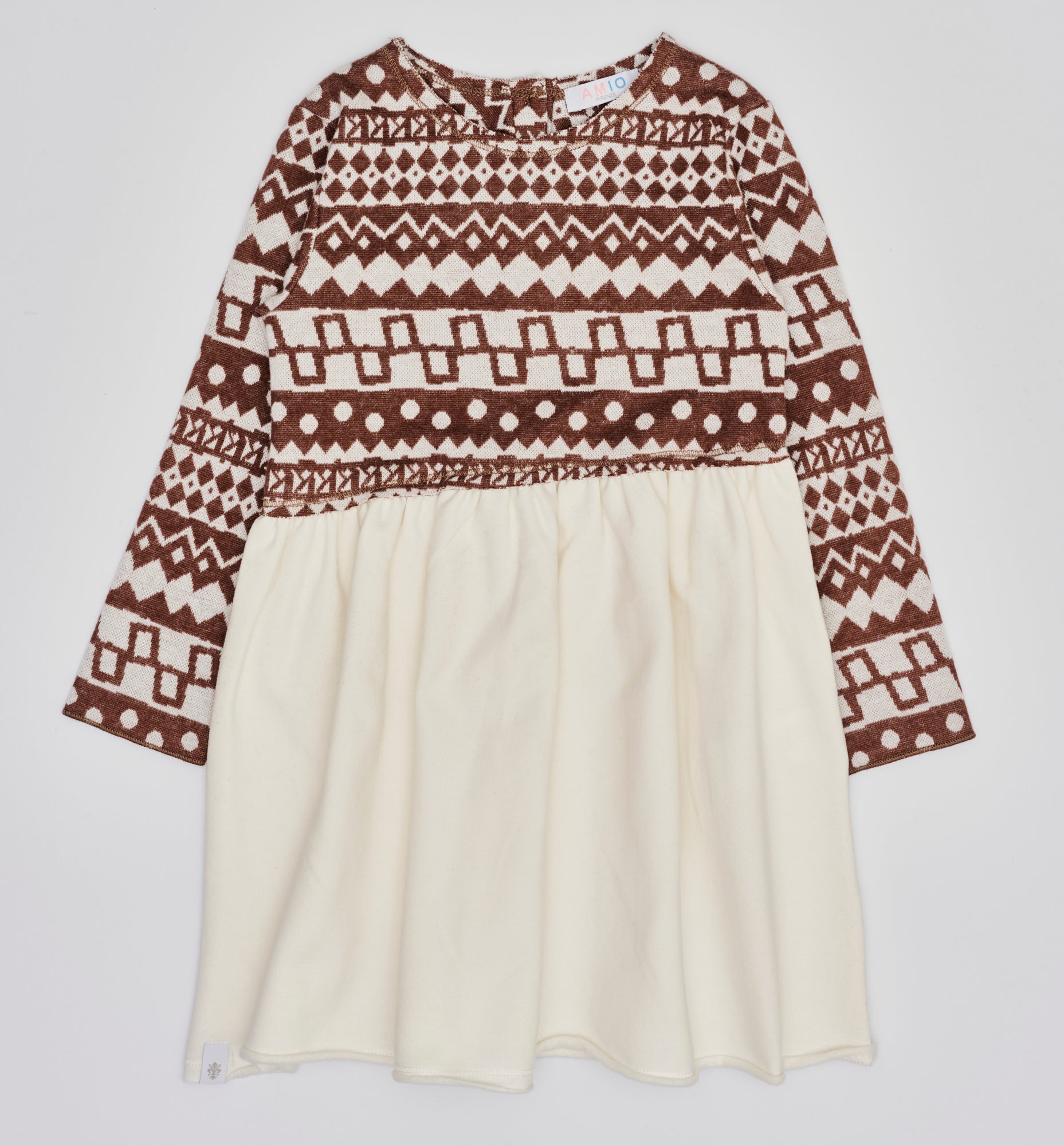 Dieses modische Kleid ist ein eleganter Blickfang im Alltag. Der weiche und wärmespendende Flanell-Baumwollstoff liegt besonders angenehm auf der Haut und sorgt für ein geschmeidiges Tragegefühl. Das moderne Design verleiht jedem Auftritt eine stilvolle Note.

Höchste Qualität, bestes Preis-Leistungs-Verhältnis MADE IN ITALY.