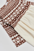 Dieses modische Kleid ist ein eleganter Blickfang im Alltag. Der weiche und wärmespendende Flanell-Baumwollstoff liegt besonders angenehm auf der Haut und sorgt für ein geschmeidiges Tragegefühl. Das moderne Design verleiht jedem Auftritt eine stilvolle Note.

Höchste Qualität, bestes Preis-Leistungs-Verhältnis MADE IN ITALY.