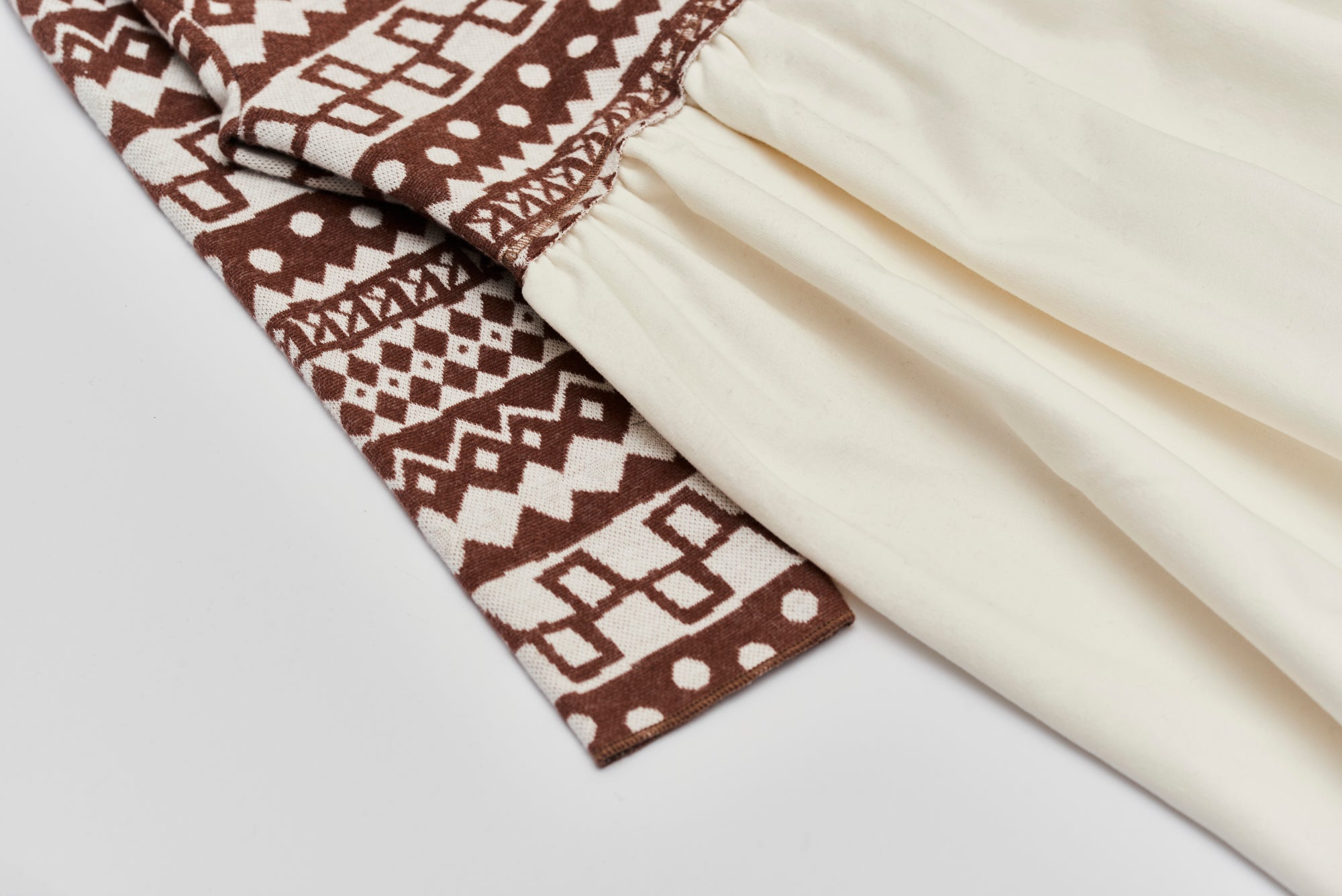 Dieses modische Kleid ist ein eleganter Blickfang im Alltag. Der weiche und wärmespendende Flanell-Baumwollstoff liegt besonders angenehm auf der Haut und sorgt für ein geschmeidiges Tragegefühl. Das moderne Design verleiht jedem Auftritt eine stilvolle Note.

Höchste Qualität, bestes Preis-Leistungs-Verhältnis MADE IN ITALY.